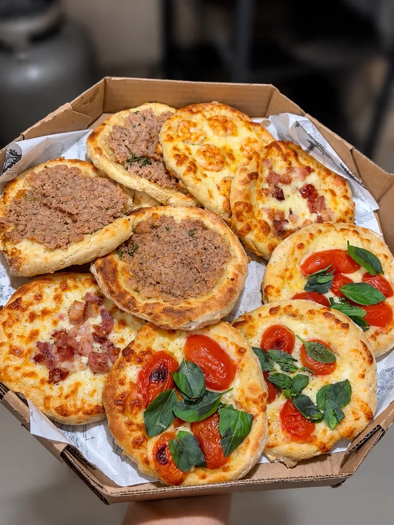 Mini pizzas e esfihas artesanais assadas com recheios variados