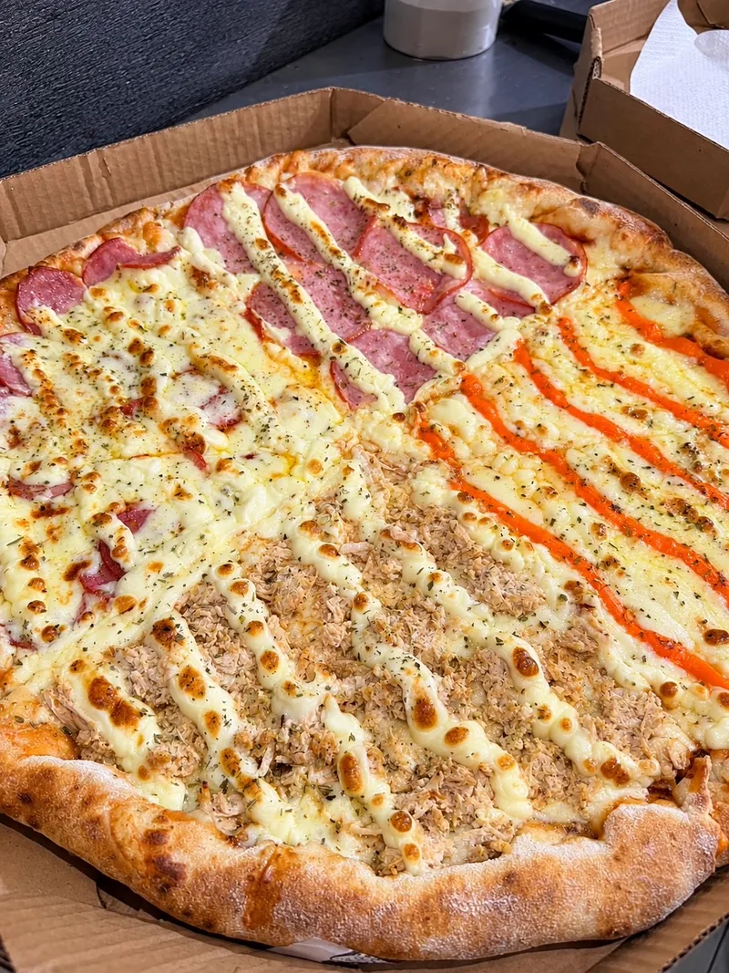 Pizza artesanal grande com quatro sabores generosos na caixa