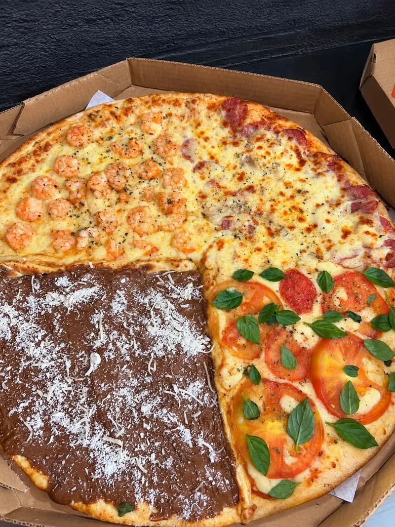 Pizza artesanal com camarão, queijo, marguerita e chocolate com coco
